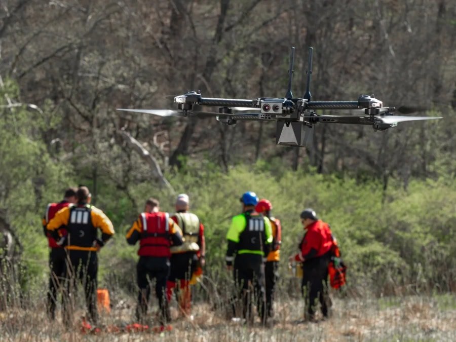 Drone der inspicerer tag og skorsten på bygning
